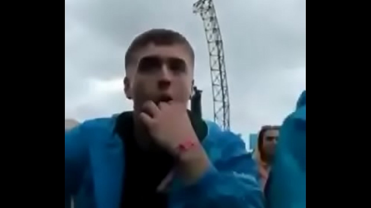 Ayudando al amigo a orinar..