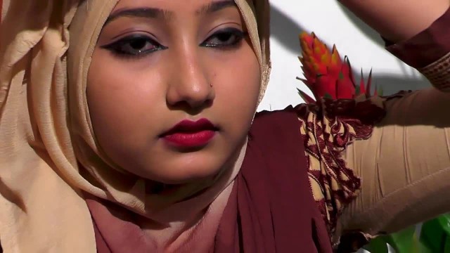 bangladeshi sexy girl showing her sexy boobs style