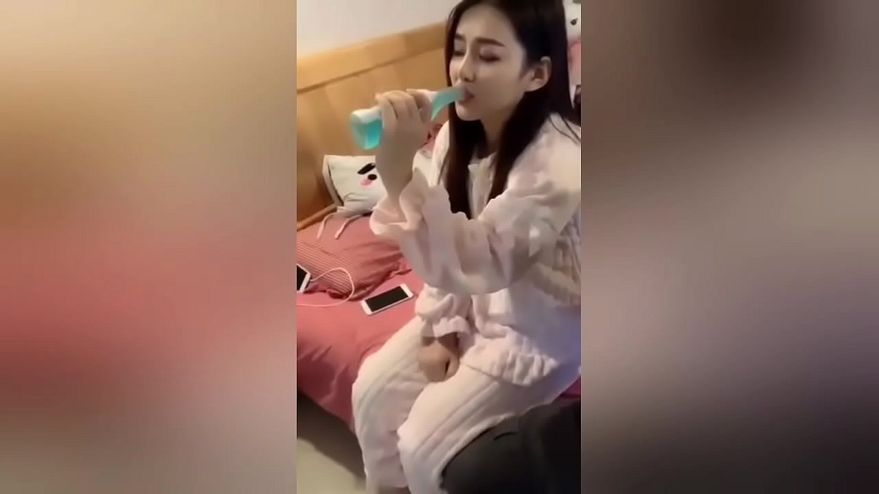中国美女国产精选清纯脸长发女神级s级18岁美女灌醉后直接无套爆草