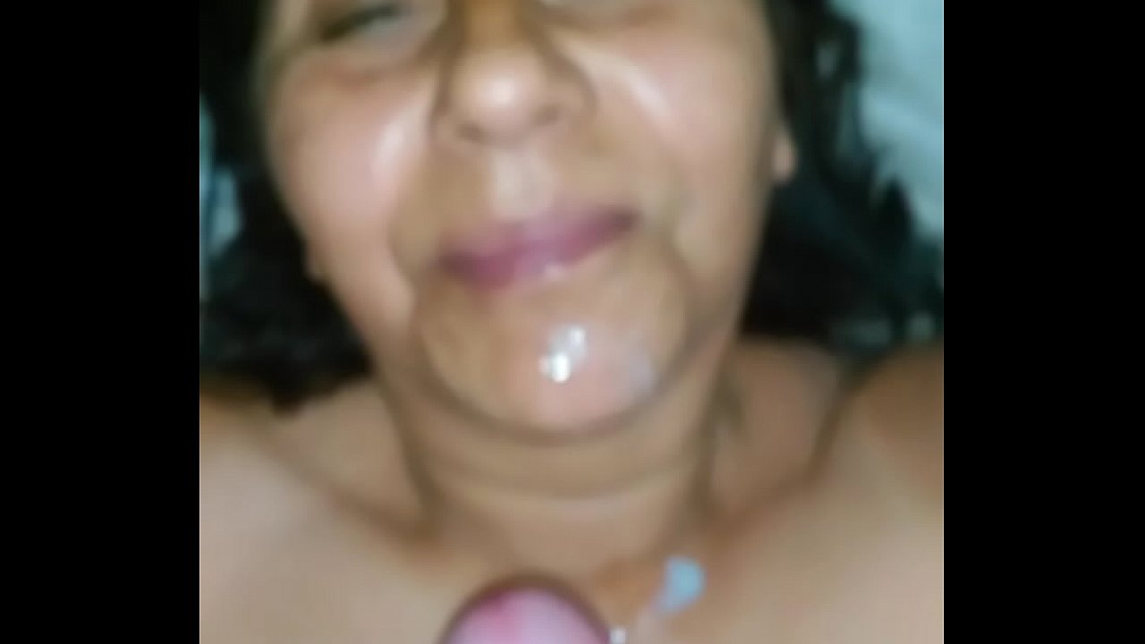 N&eacute;lida tragando leche