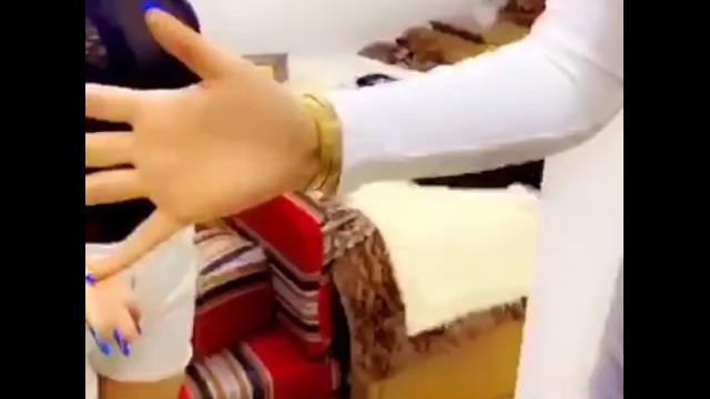 سكس عربي قاعده تبعبص خويتها بتحدي حجره ورقه مقص