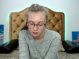 gigihadi on cam for live nude video chat