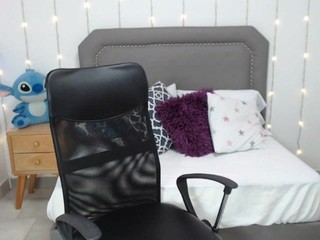 avril-1305 on cam for live nude video chat
