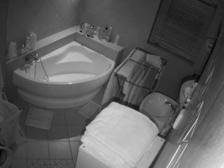 voyeurcam-julmodels-bath-1st-1 on cam for live nude video chat