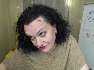 CloeHugs on cam for live nude video chat