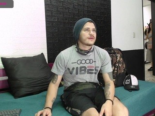 JUSTIN AND BRIANA on cam for live nude video chat