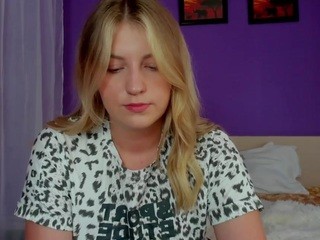 JuliaQuenn on cam for live nude video chat