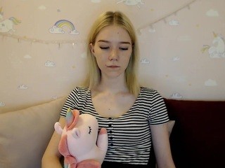 Litl-Mia on cam for live nude video chat