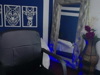 Samanta-Queen on cam for live nude video chat