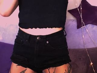 FlaneryLove on cam for live nude video chat