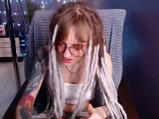 AliceMadeyes on cam for live nude video chat