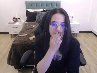 lady-bee19 on cam for live nude video chat