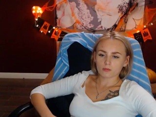LilyHills on cam for live nude video chat