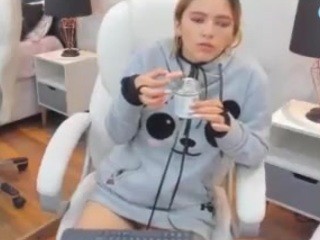 NicoleRoberts19 on cam for live nude video chat