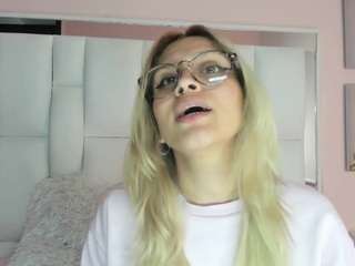 EMILYSWEETY99 on cam for live nude video chat