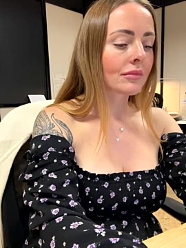 EmaSalis strip nude and chat in her virtual webcam room