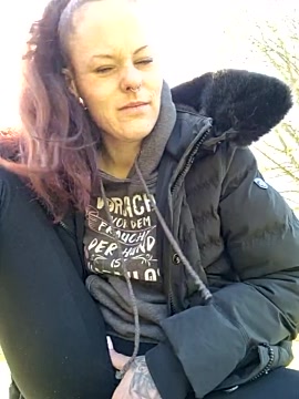 Kleine_geile-stute strip nude and chat in her virtual webcam room