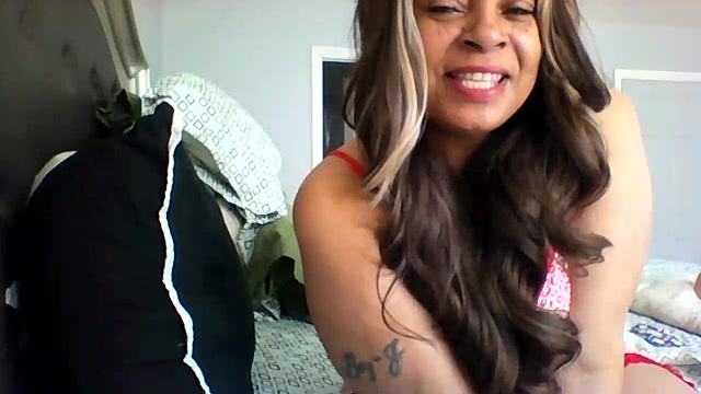 MSweetLindaParks strip nude and chat in her virtual webcam room
