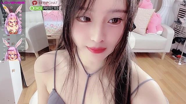 JennyJoice strip nude and chat in her virtual webcam room