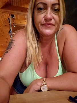 Isabellaandtom strip nude and chat in her virtual webcam room