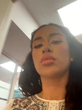 Lolla_Rhodes strip nude and chat in her virtual webcam room