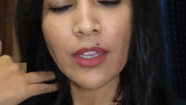 Meenakshi- strip nude and chat in her virtual webcam room