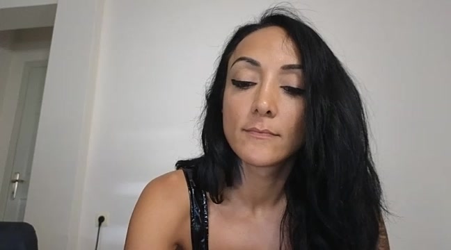 Miatemptress69 strip nude and chat in her virtual webcam room
