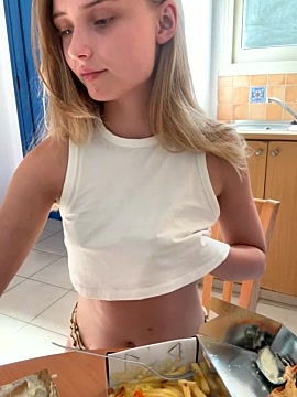 MirnaMeeow strip nude and chat in her virtual webcam room