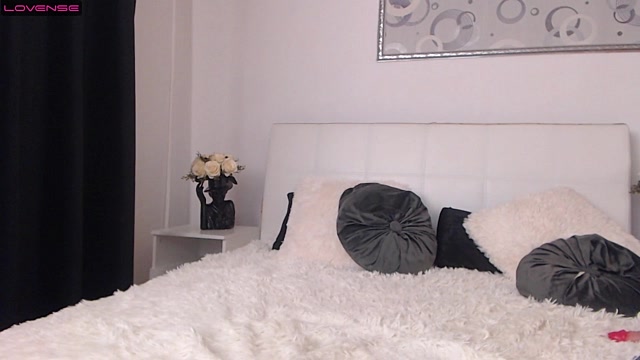SpicyBrianna strip nude and chat in her virtual webcam room