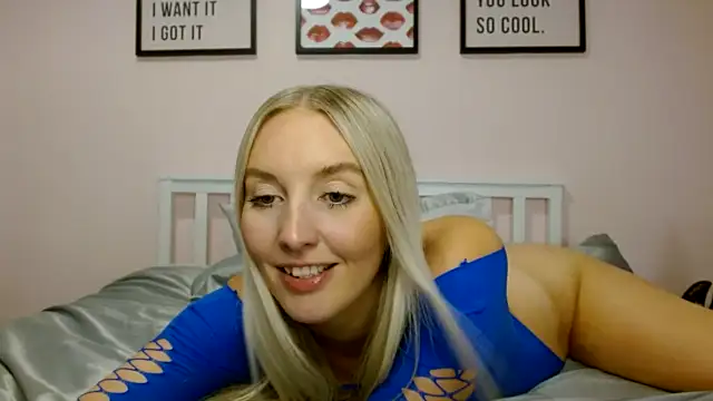 Madisoncherry strip nude and chat in her virtual webcam room
