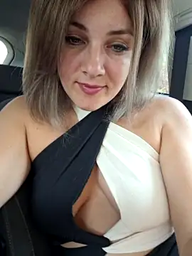 DaisyVibes strip nude and chat in her virtual webcam room
