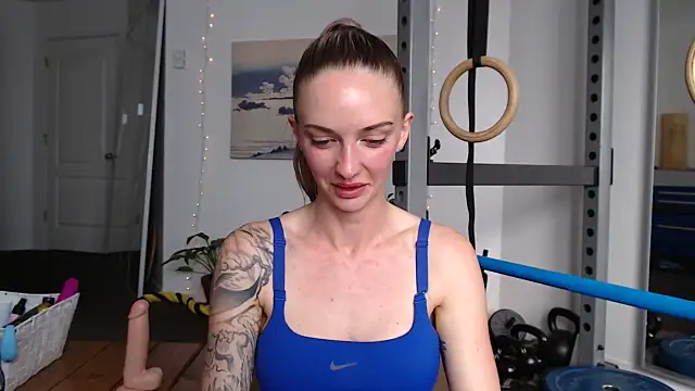 Katievogue strip nude and chat in her virtual webcam room