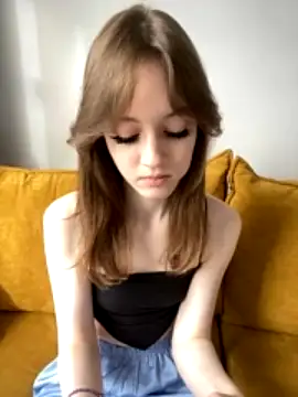 Malyshhka strip nude and chat in her virtual webcam room