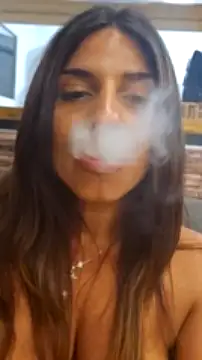 Mona5etoiles strip nude and chat in her virtual webcam room
