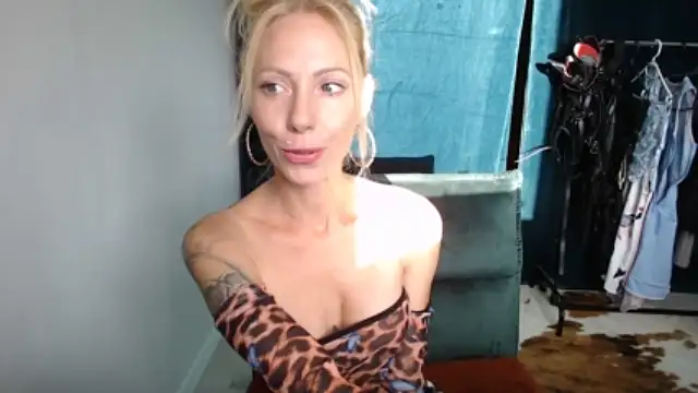 LaraPunkt strip nude and chat in her virtual webcam room