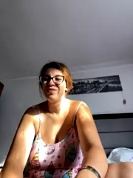 NadiraNoor strip nude and chat in her virtual webcam room