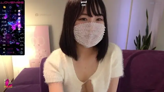 OMOCHI_Queen strip nude and chat in her virtual webcam room