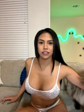 Shaarebaare strip nude and chat in her virtual webcam room