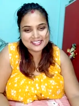Your-Queen12 strip nude and chat in her virtual webcam room