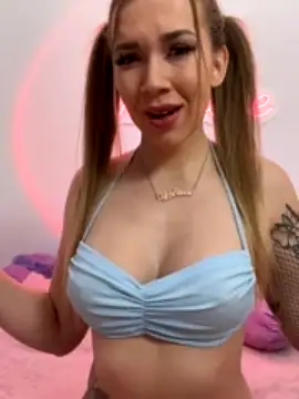 Cute-Alice nude live chat in sexy room