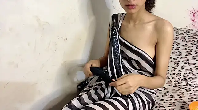 Jamiya_islamiya strip nude and chat in her virtual webcam room