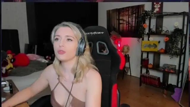 Lisaonthemoon nude live chat in sexy room