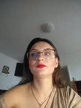 NaughtYHomemadE nude live chat in sexy room