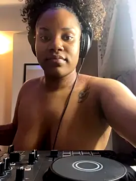 PRETTYMFTHICK nude live chat in sexy room