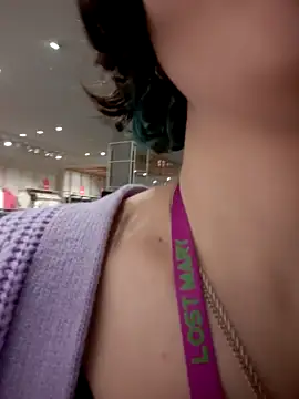 AwesomeMia nude live chat in sexy room