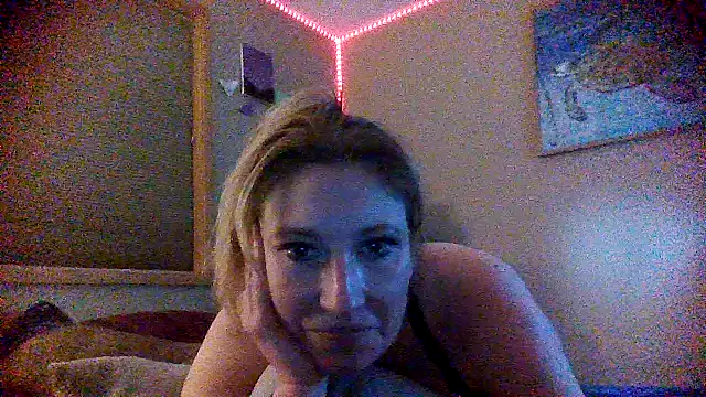 Lily_HornyHousewife nude live chat in sexy room