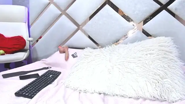 Tiara-wls nude live chat in sexy room