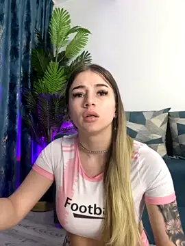 BabyAishaa nude live chat in sexy room
