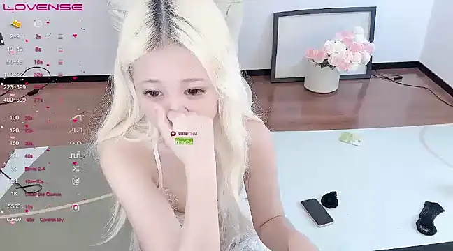 Doll-Doll nude live chat in sexy room