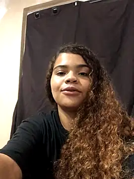 SamanthaV27 nude live chat in sexy room